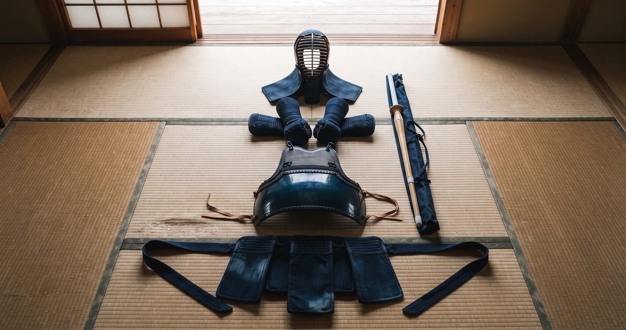 剣道の防具一式(面・小手・胴・垂)と竹刀が畳の上に並べられた俯瞰の様子