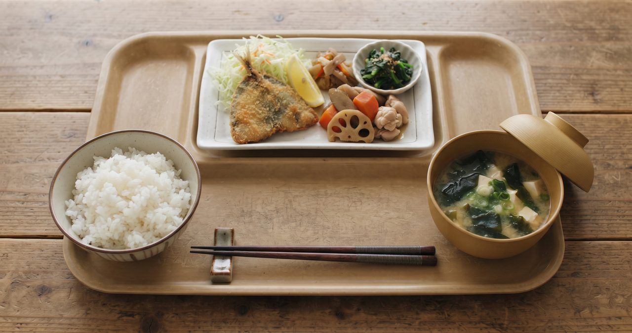 和食の基本的な配膳を真上から見た様子、ご飯が左・汁物が右・箸が手前に箸先を左に向けて置かれている配膳